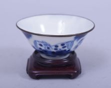 A SMALL CHINESE BLUE AND WHITE PORCELAIN CUP, painted with horses, together with stand, 6cm