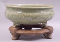 A VERY GOOD LARGE CHINESE CELADON GLAZED TRIPOD BOWL AND STAND, with incised foliate decoration to