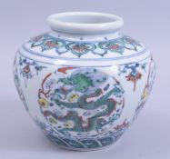 A CHINESE KANGXI STYLE FAMILLE VERTE PORCELAIN DRAGON JAR, six character mark to base, 17cm