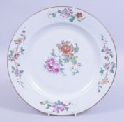 AN 18TH CENTURY QIANLONG FAMILLE ROSE PORCELAIN PLATE, with floral enamel decoration, 22.5cm