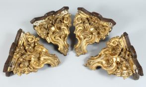 A GOOD SET OF FOUR 18TH CENTURY ITALIAN CARVED AND GILDED WALL BRACKETS, of classical scrolling