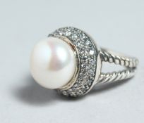 A SILVER AND MARBLE PEARL RING.