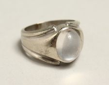 A 14CT WHITE GOLD MOONSTONE RING.