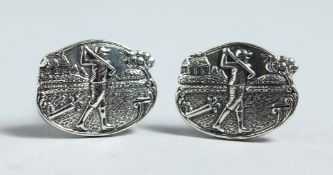 A PAIR OF SILVER GOLFING CUFF LINKS