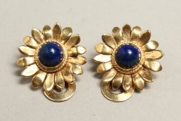 A PAIR OF 14CT GOLD AND LAPIS EARRINGS.