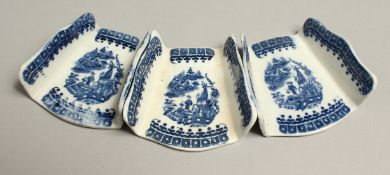AN 18TH CENTURY CAUGHLEY THREE ASPARAGUS SERVERS in the Fisherman pattern. (3).