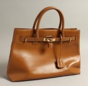 A LADIES BROWN LEATHER HANDBAG