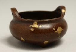 A TINY CHINESE BRONZE TWO HANDLED CENSER with gold splash.