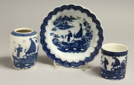 AN 18TH CENTRUY CAUGHLEY MUG, a small plate and a tea cannister all in the Fisherman pattern (3).