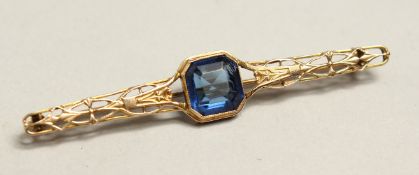 A 14CT GOLD AND SAPPHIRE BAR BROOCH