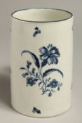 AN 18TH CENTURY WORCESTER GOOD TALL CYLINDRICAL MUG decorated in under glaze blue with the