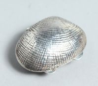 A SILVER GLASS SNUFF BOX