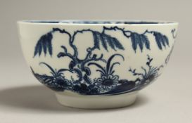 AN 18TH CENTURY WORCESTER BOWL painted with the Candle Fence pattern, in under glaze blue.