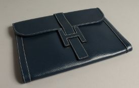 A LADIES BLUE LEATHER CLUTCH BAG.