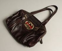 A LADIES GUCCI BROWN LEATHER HAND BAG