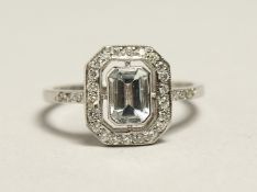 A GOOD 18CT WHITE GOLD AQUAMARINE RING,