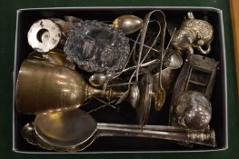 Various items of small silver ware.