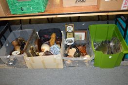 A quantity of miscellaneous collectables.
