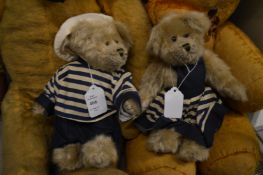 A pair of amusing Teddy bears.