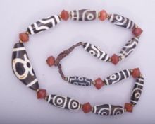 A TIBETAN DZI AGATE BEADED NECKLACE.