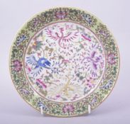 A CHINESE FAMILLE VERTE PORCELAIN PHOENIX DISH, with six character mark to base, 21cm diameter.