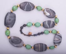 A GOOD AGATE BEADED NECKLACE.