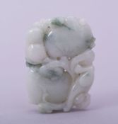 A FINE CHINESE CARVED JADE PENDANT, 4cm x 3cm.