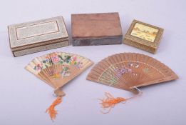 A MIXED LOT OF THREE LIDDED BOXES AND TWO FANS, including one mother of pearl mosaic box, a