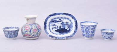 A MIXED LOT OF FIVE CHINESE PORCELAIN ITEMS, comprising three blue and white tea bowls, a small blue
