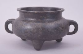 A CHINESE BRONZE TWIN HANDLE TRIPOD CENSER, impressed four character mark to base, 18cm diameter.