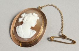 A 9CT GOLD OVAL CAMEO BROOCH.