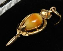 A VICTORIAN 15CT GOLD AGATE SET PENDANT.