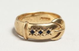 A GENTLEMAN'S 18CT GOLD SAPPHIRE SET BUCKLE RING