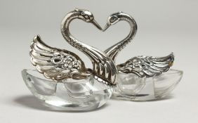 A PAIR OF GLASS AND SILVER SWANS SALTS, 7cm.