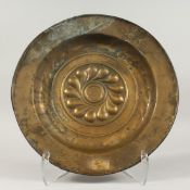 A 17TH - 18TH CENTURY DUTCH BRASS CIRCULAR ALMS DISH