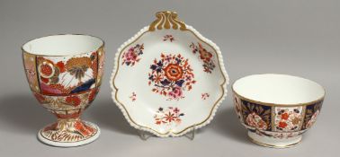 AN EARLY 19TH CENTURY FLIGHT BARR AND BARR PLATE, SHELL SHAPED DISH, with moulded gadroon border,