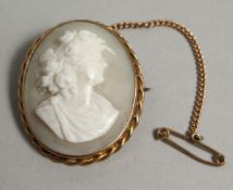 A GOOD OVAL CAMEO BROOCH