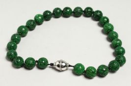 A GOOD CARVED JADE NECKLACE with 18ct white gold and diamond clasp