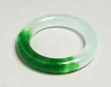 A TWO-TONE JADE NECKLACE 8.5cm