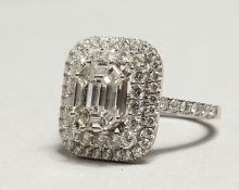 A SUPERB 18CT WHITE GOLD DIAMOND CLUSTER RING.