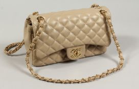 A GOOD PADDED BEIGE BAG with leather and chrome handles. 24ins long No. 59812096.