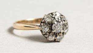 AN 18CT GOLD DIAMOND CLUSTER RING