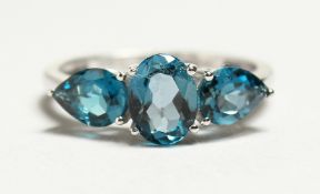 A SILVER THREE BLUE STONE RING.