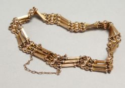 A 9CT GOLD VICTORIAN GATE BRACELET
