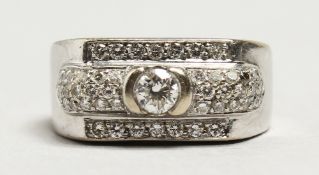 AN 18CT WHITE GOLD AND DIAMOND RING.