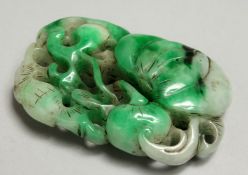 A PIERCED AND CARVED APPLE GREEN PENDANT, 7cm