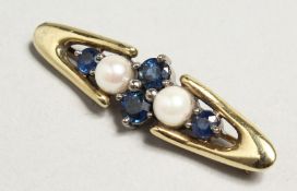A 14CT GOLD SAPPHIRE AND PEARL BROOCH