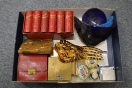 Ladies' compacts and other decorative collectables.