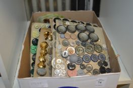 A quantity of buttons.