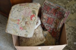 Decorative cushions.